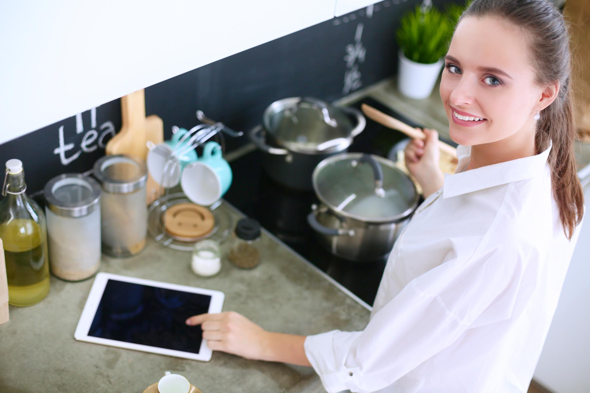 Cucina professionale con strumenti digitali