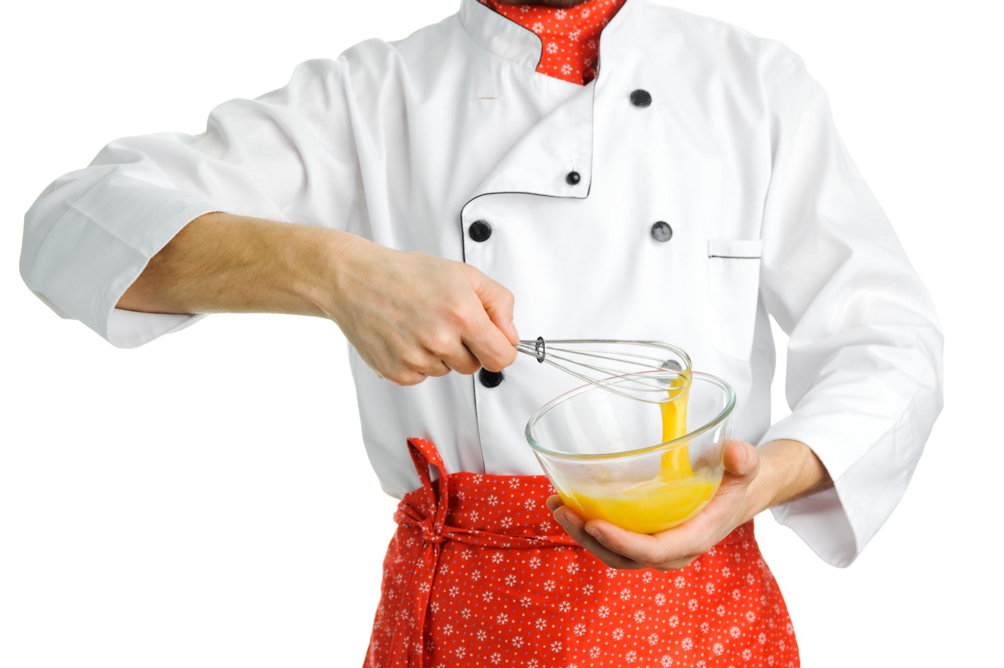 Chef in diretta mentre monta un dolce